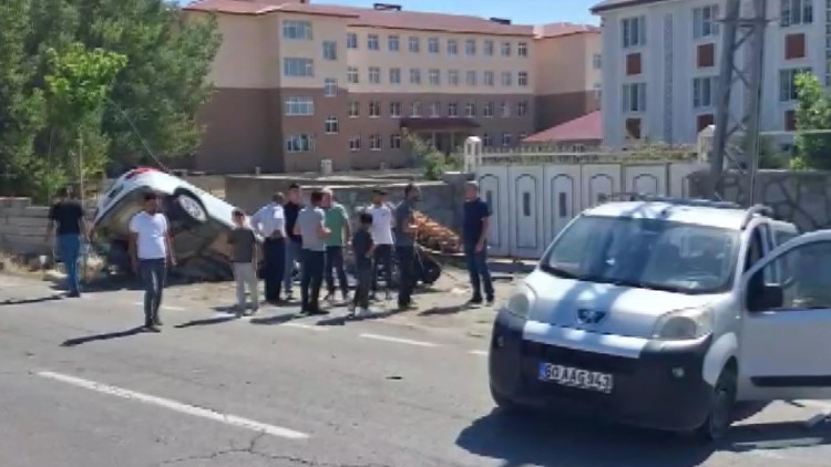 Hafif ticari araç ile otomobil çarpıştı: 1 çocuk, 4 yaralı Hafif ticari araç ile otomobil çarpıştı: 1 çocuk, 4 yaralı