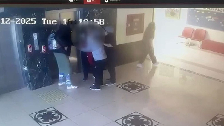 Teneffüste dehşet: Kapı kolu atardamarlarını kesen öğrenci ölümden döndü, aileden suç duyurusu Teneffüste dehşet: Kapı kolu atardamarlarını kesen öğrenci ölümden döndü, aileden suç duyurusu