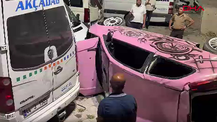 Otomobil otoparka uçtu, sürücü yaralandı Otomobil otoparka uçtu, sürücü yaralandı