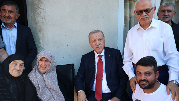 Cumhurbaşkanı Erdoğan baba ocağında komşularıyla bir araya geldi