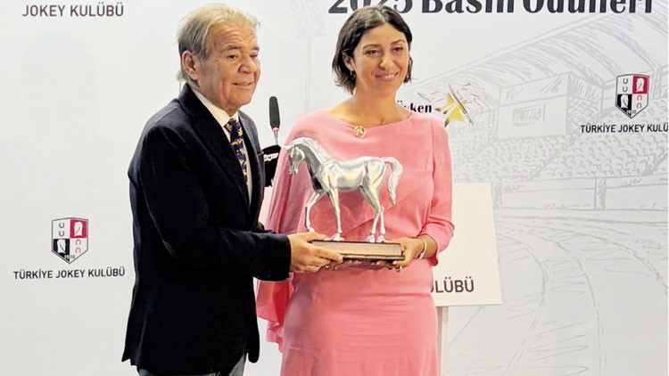 Hürriyet’e TJK’dan ödül Hürriyet’e TJK’dan ödül