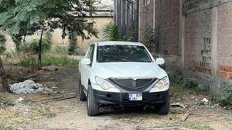  Araca kendini kilitleyen kadın polisi alarma geçirdi