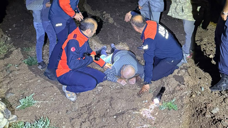 Kaybolan yaşlı adam dağda uyurken bulundu Kaybolan yaşlı adam dağda uyurken bulundu