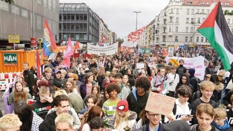 Zorunlu askerliğe karşı Alman gençler sokağa indi Zorunlu askerliğe karşı Alman gençler sokağa indi
