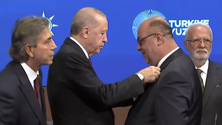 AK Parti’ye yeni katılımlar... 9 belediye başkanının rozetlerini Cumhurbaşkanı Erdoğan taktı AK Parti’ye yeni katılımlar... 9 belediye başkanının rozetlerini Cumhurbaşkanı Erdoğan taktı