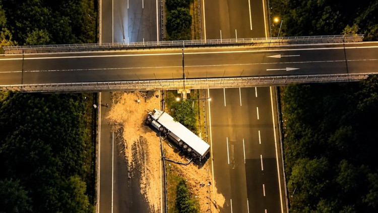 Kimyasal yüklü TIR devrildi Trafik kilitlendi Kimyasal yüklü TIR devrildi Trafik kilitlendi