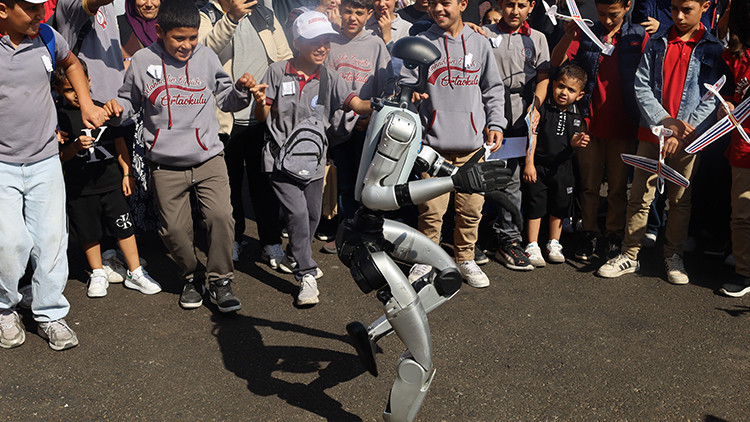 TEKNOFESTe halay çekip türkü söyleyen robot damga vurdu