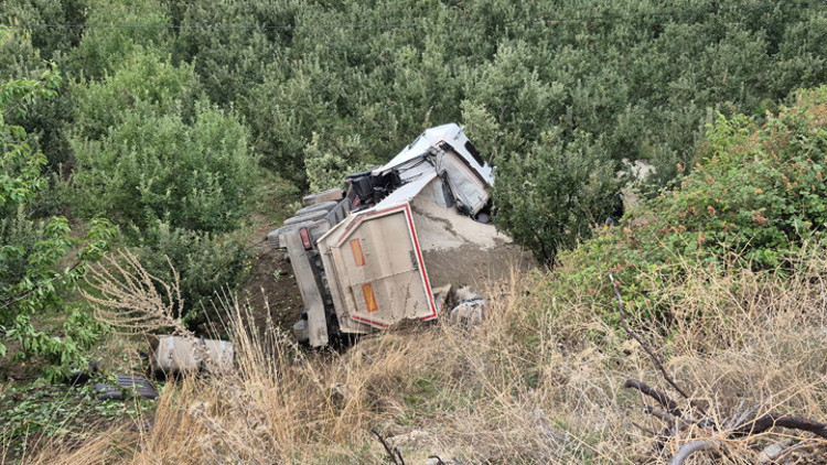 Ispartada TIR elma bahçesine uçtu Sürücü hayatını kaybetti Ispartada TIR elma bahçesine uçtu Sürücü hayatını kaybetti