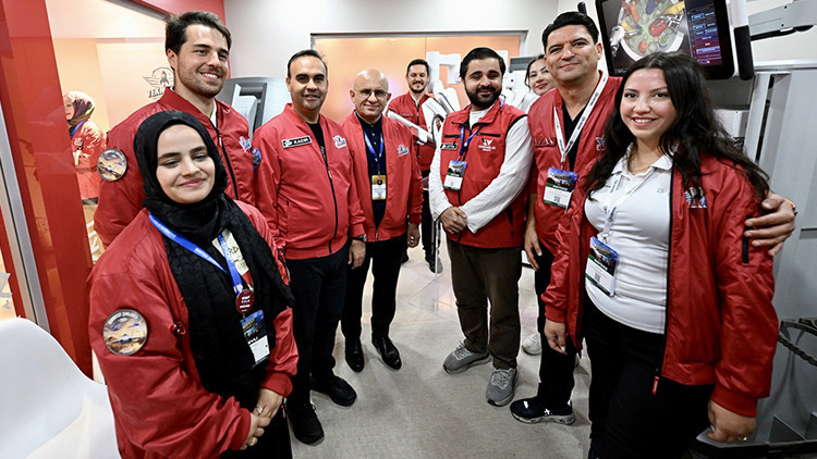 Bakan Kacır TEKNOFEST’te çocuklarla birlikte inceledi
