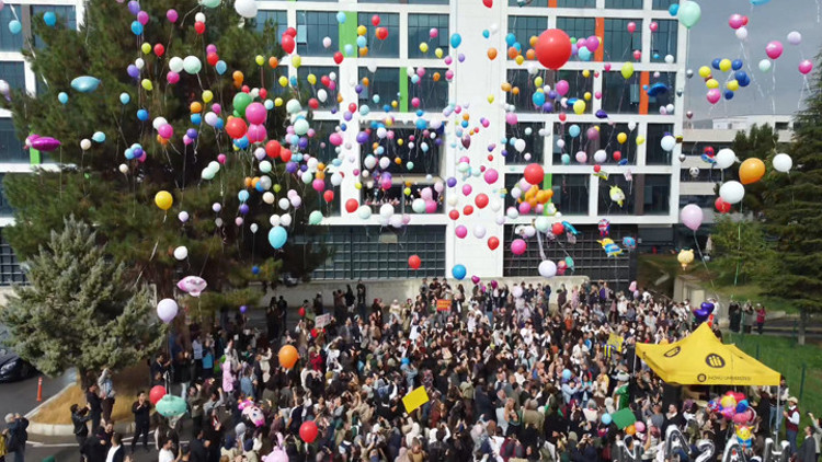 Malatyada lösemiyi yenen 10 yaşındaki Hasan için hastane önünde balon uçuruldu Malatyada lösemiyi yenen 10 yaşındaki Hasan için hastane önünde balon uçuruldu