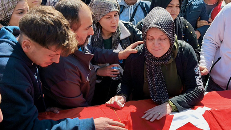 Somada maden ocağında göçük: İsa Olcay gözyaşları içinde son yolculuğuna uğurlandı Somada maden ocağında göçük: İsa Olcay gözyaşları içinde son yolculuğuna uğurlandı