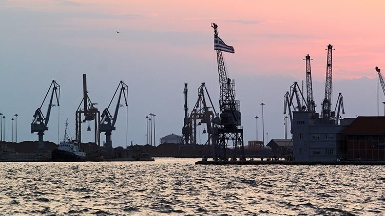 Yunan balıkçılar isyan etti: Selanik Limanını kapattı