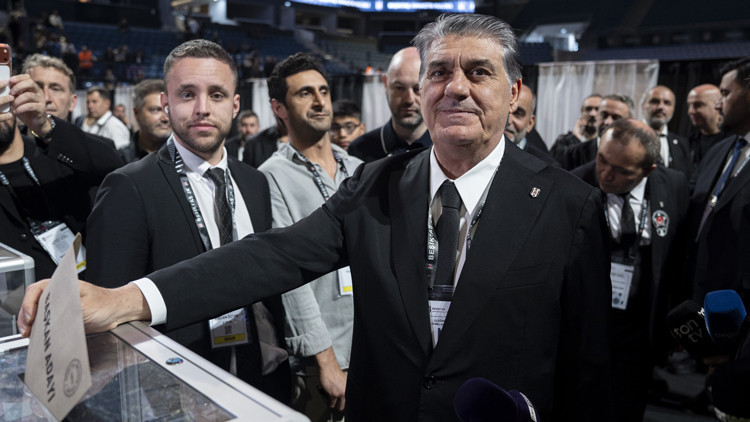 Beşiktaşta Serdal Adalı yeniden başkanlığa se&ccedil;ildi