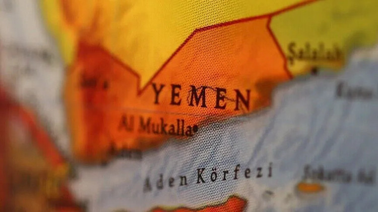 Yemen açıklarındaki tankerin çevresinde patlama sesleri Yemen açıklarındaki tankerin çevresinde patlama sesleri