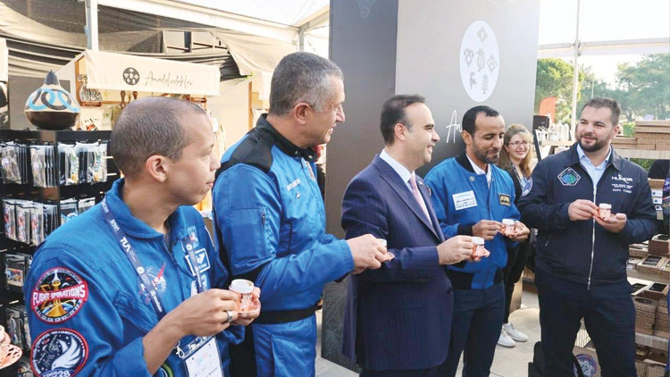 Bakan Kacır Uzay Kongresi’nde astronotlarla pazar gezdi