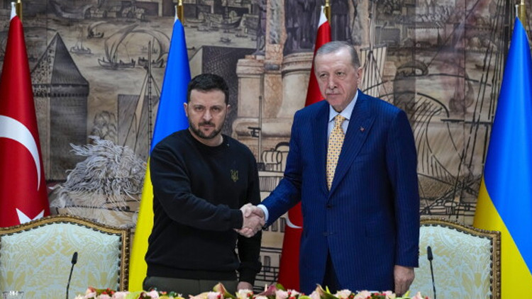 Putin ve Zelenski Cumhurbaşkanı Erdoğan arabuluculuğunda görüşebilir Putin ve Zelenski Cumhurbaşkanı Erdoğan arabuluculuğunda görüşebilir