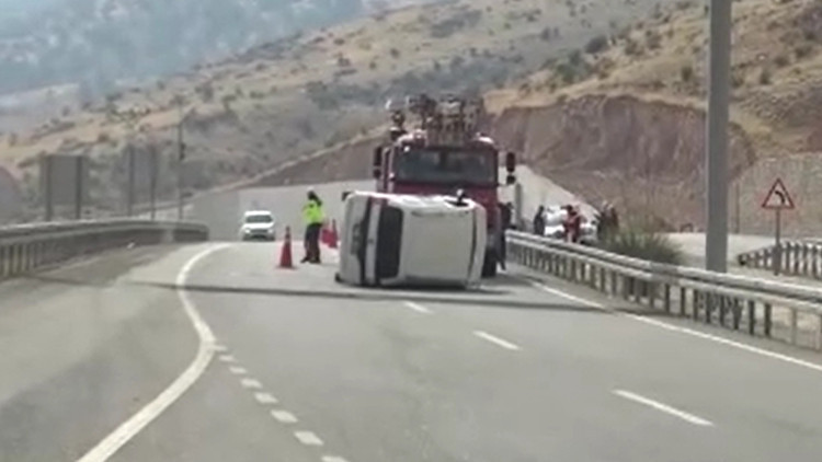  Takla atan otomobilden burnu bile kanamadan çıktı