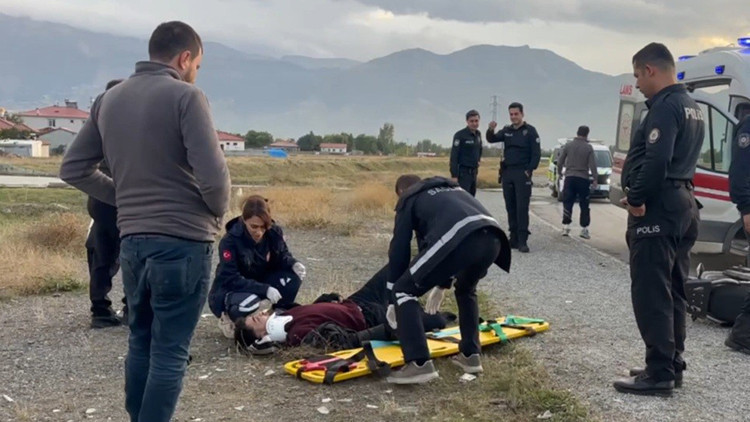 Sürücü yola savrulup yaralandı Sürücü yola savrulup yaralandı