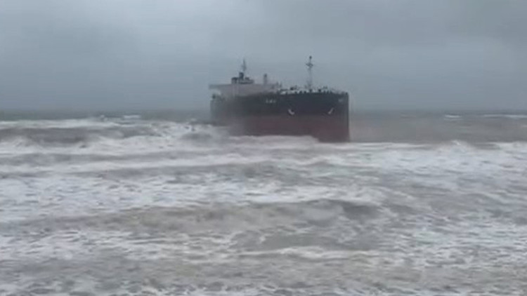 Sarıyerde tanker karaya oturdu Ekipler sevk edildi Sarıyerde tanker karaya oturdu Ekipler sevk edildi
