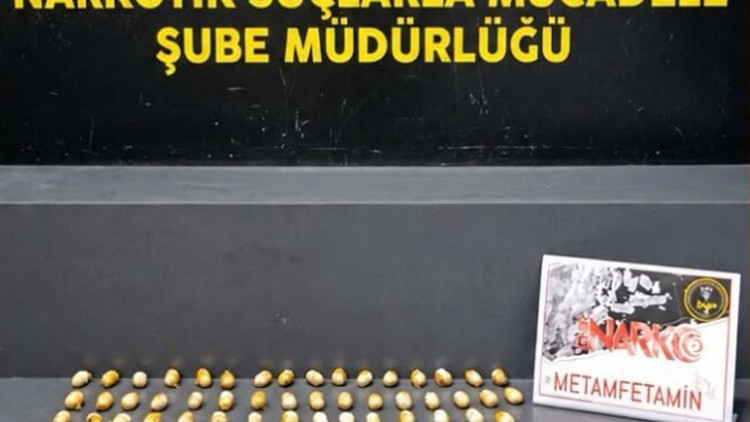 Havalimanında şüpheli yolcunun midesinden 322 gram metamfetamin çıktı Havalimanında şüpheli yolcunun midesinden 322 gram metamfetamin çıktı
