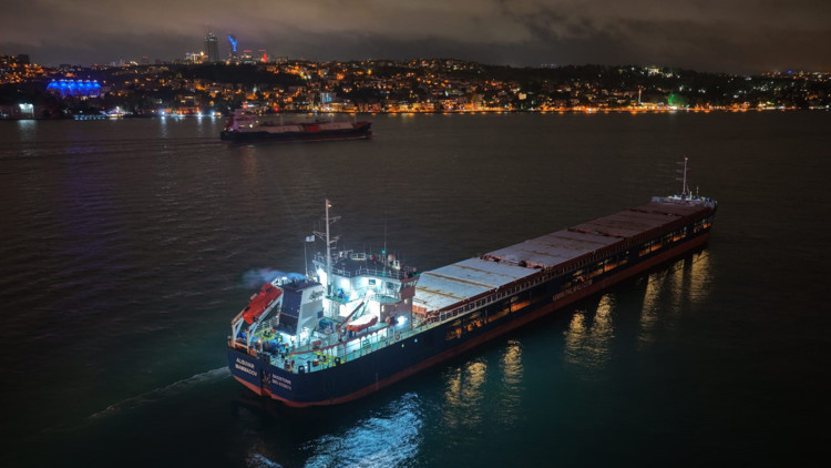 İstanbul Boğazında makine arıza yapan gemi nedeniyle boğaz trafiği askıya alındı