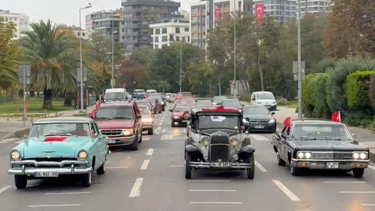 Kadıköyde klasik otomobillerle 29 Ekim Cumhuriyet Bayramı korteji Kadıköyde klasik otomobillerle 29 Ekim Cumhuriyet Bayramı korteji