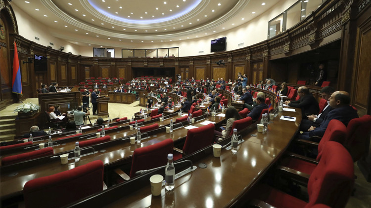 Ermenistan parlamentosunda yumruk yumruğa kavga Ermenistan parlamentosunda yumruk yumruğa kavga