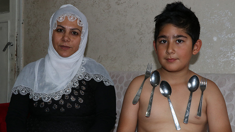 Anne oğluna inanmadı, evde ne bulduysa yapıştırdı