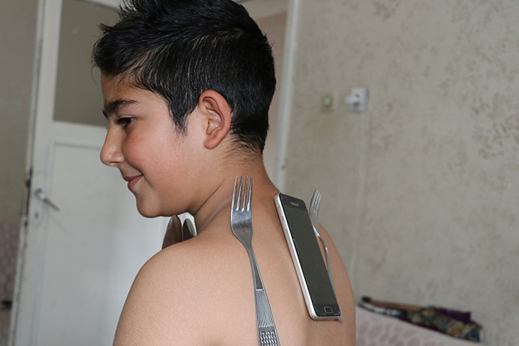 Anne oğluna inanmadı, evde ne bulduysa yapıştırdı