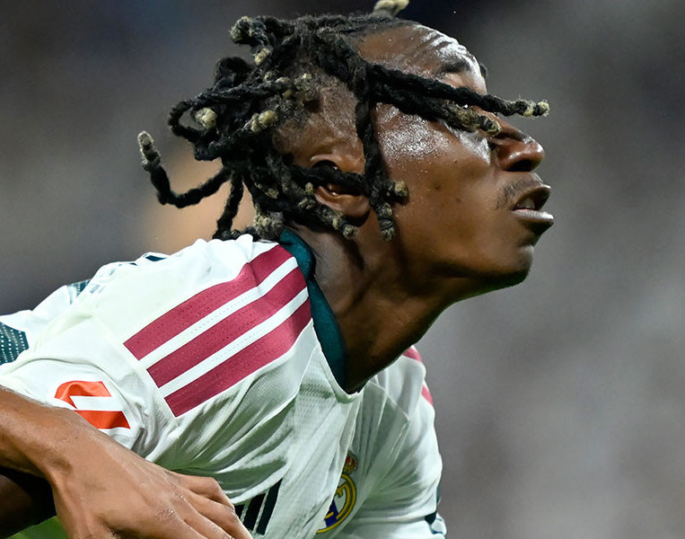 Real Madrid, Villarreali 10 kişiyle devirdi