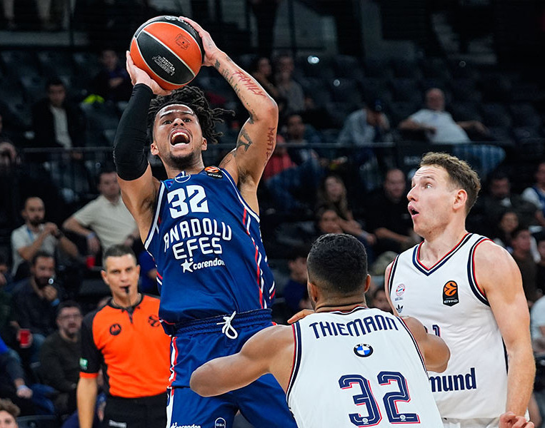 Anadolu Efes, Litvanyada galip