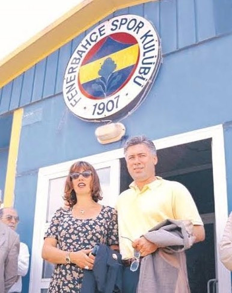 Avrupa futbolu tarihine geçen Ancelotti Fenerbahçenin kapısından dönmüş Eşiyle Dereağzını dahi gezdi...