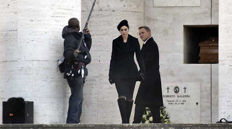 Bond da ‘Büyük Birader’e karşı…