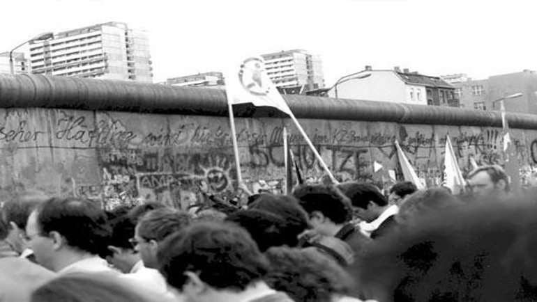 Berlin Duvarının yıkılışının 26. yıl dönümü | Berlin Duvarı neden yıkıldı