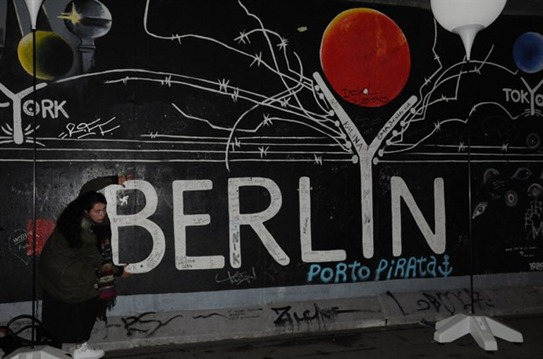 Berlin Duvarının yıkılışının 26. yıl dönümü | Berlin Duvarı neden yıkıldı