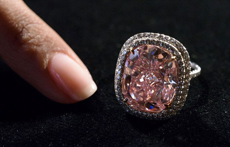 7 yaşındaki kızına 220 milyon liralık elmas aldı