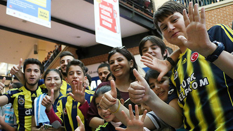 Fenerbahçeli futbolcuların imza gününe yoğun ilgi