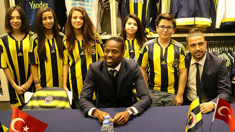 Fenerbahçeli futbolcuların imza gününe yoğun ilgi