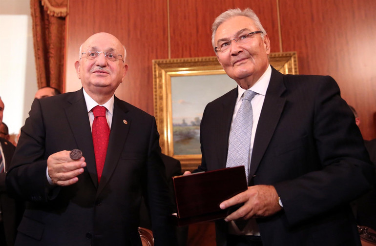 İsmail Kahramanın başkanlık pozu