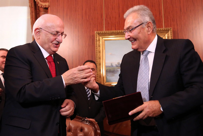 İsmail Kahramanın başkanlık pozu