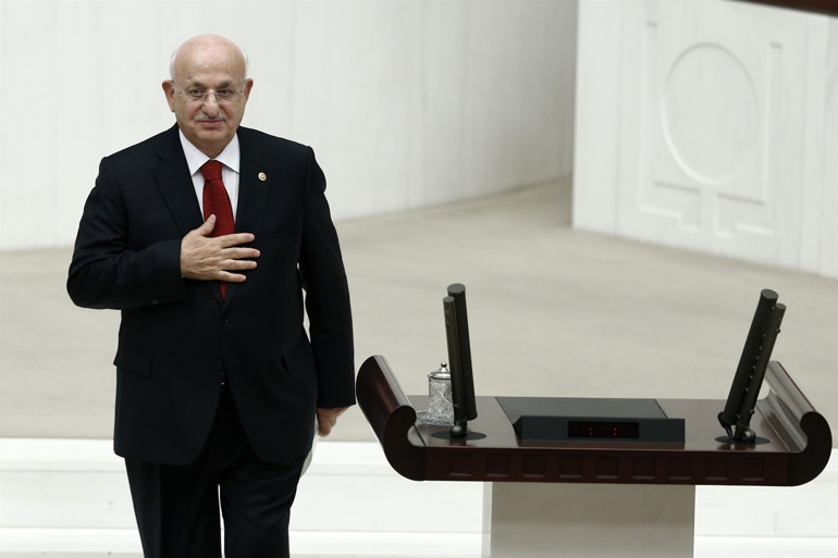 İsmail Kahramanın başkanlık pozu