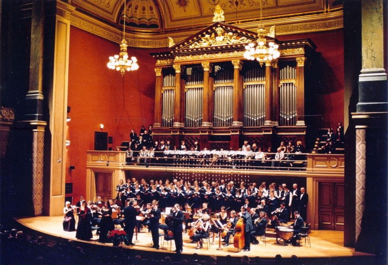 Şefika Kutluer eğitim için sahnede