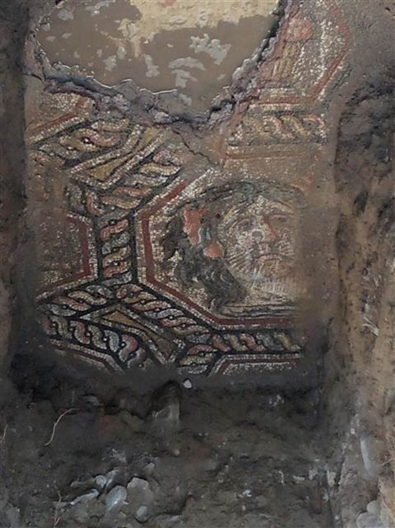 İznikte bulunan taban mozaiğinin giriş bölgesi asfaltla kaplandı
