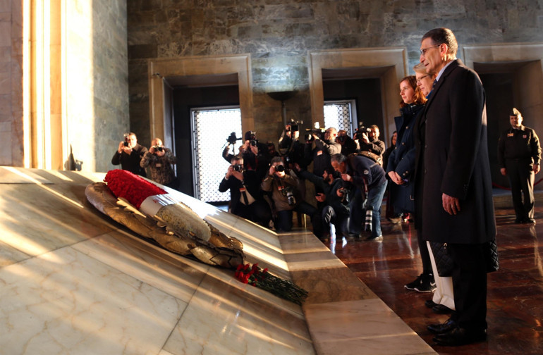 Aziz Sancar, Ata’ya kırmızı karanfil bırakıp dua etti