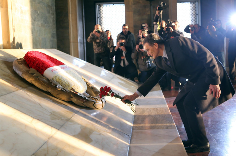 Aziz Sancar, Ata’ya kırmızı karanfil bırakıp dua etti