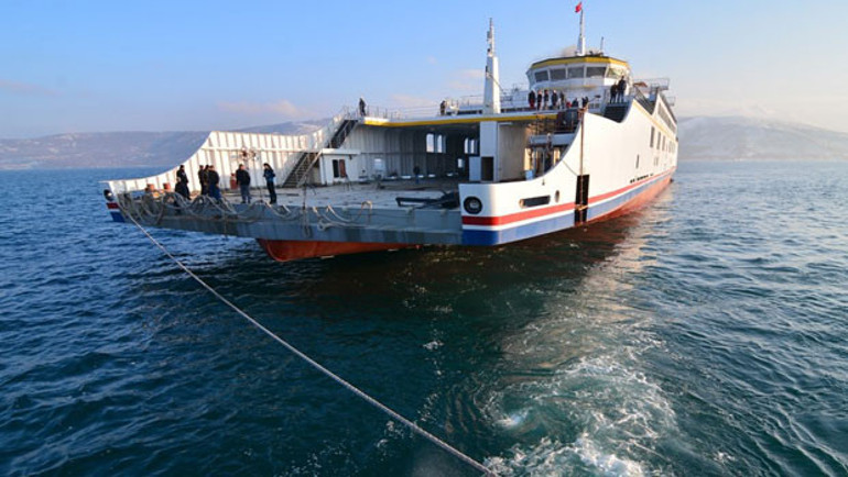 Türkiyenin en büyük feribotu Van Gölünde deneme seferine çıktı