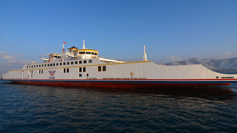 Türkiyenin en büyük feribotu Van Gölünde deneme seferine çıktı