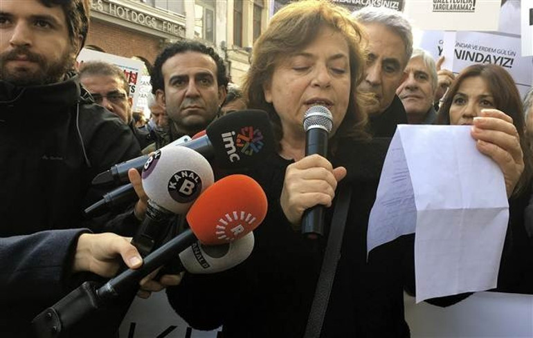 Can Dündar ve Erdem Gül için 30 adımlık yürüyüş