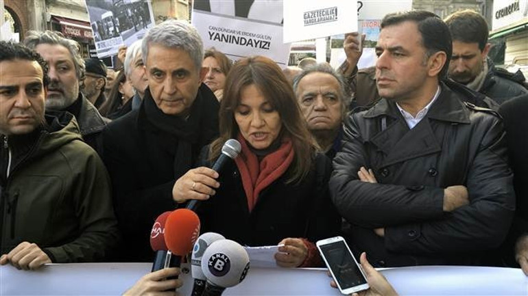 Can Dündar ve Erdem Gül için 30 adımlık yürüyüş