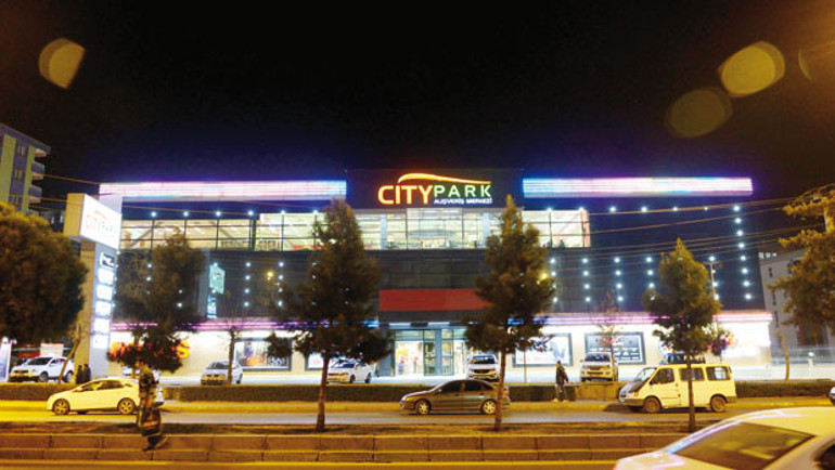 İşte öteki Diyarbakır: Surun dışı neonlarıyla yanıyor